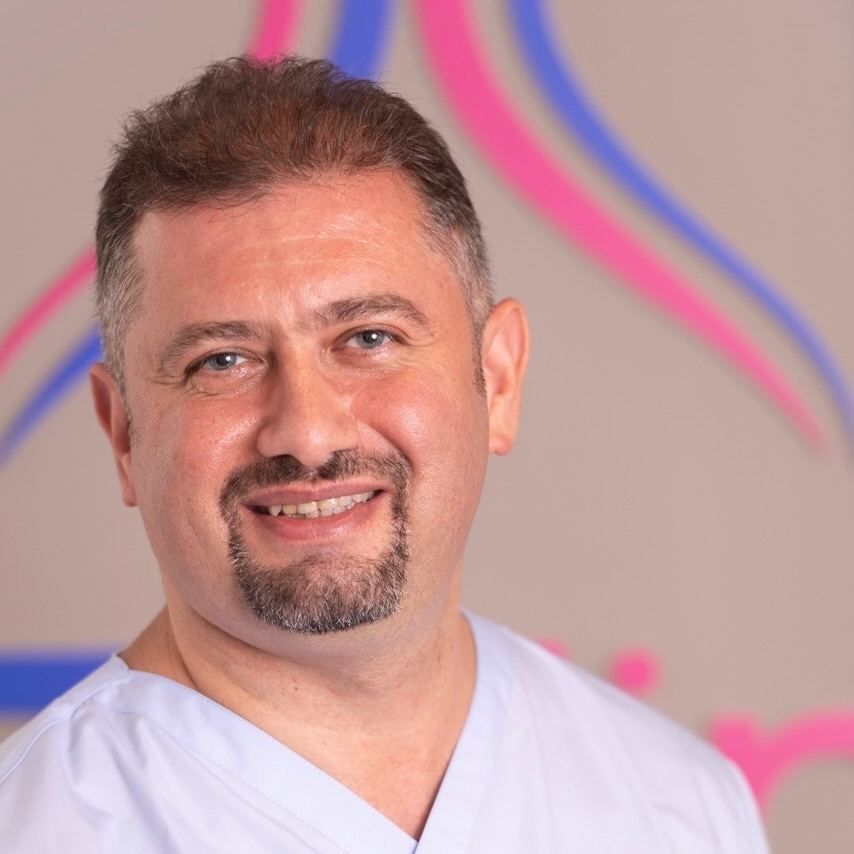 Op. Dr. Niyazi Umut Özdemir, penis protezi ameliyatını anlatırken